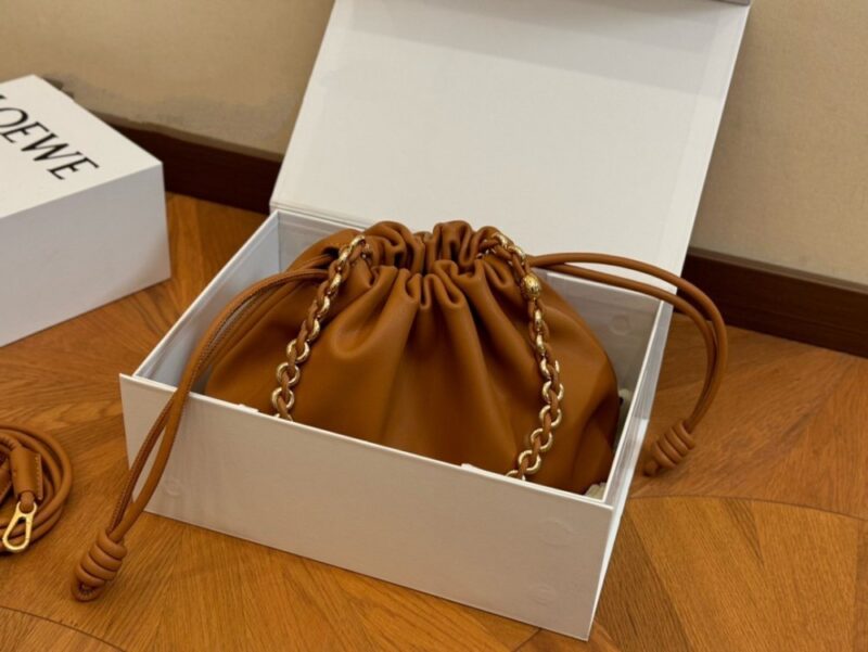 【AT2808】Loewe LOEWE/ロエベ 小牛革のポシェットショルダーバッグ斜め掛け 女性用のロエベの比較的控えめなデザイン。バケット型のバッグ。