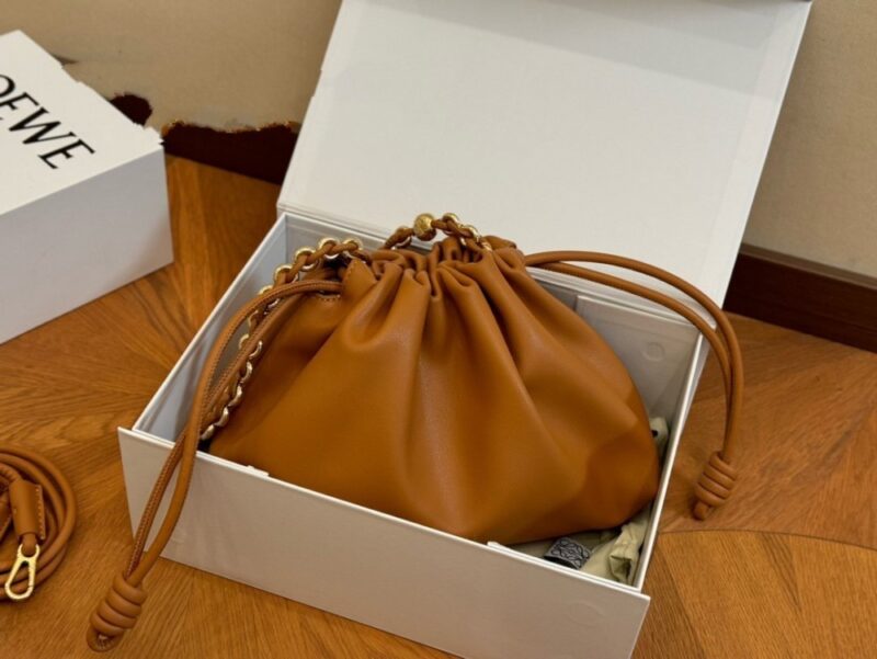 【AT2808】Loewe LOEWE/ロエベ 小牛革のポシェットショルダーバッグ斜め掛け 女性用のロエベの比較的控えめなデザイン。バケット型のバッグ。