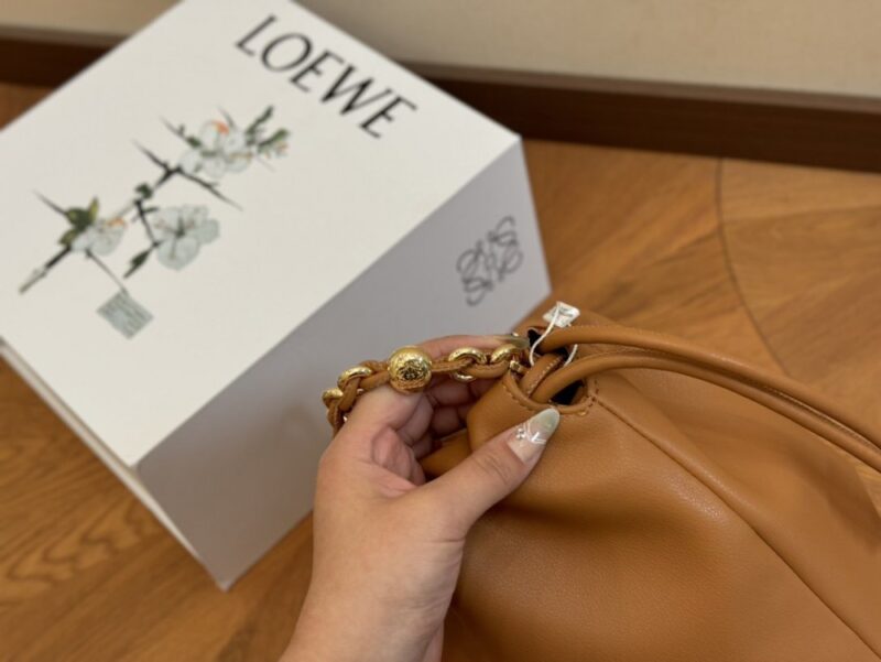 【AT2809】Loewe LOEWE/ロエベ 小牛皮福袋ショルダーバッグ斜めがけバッグ。Loewe家の比較的控えめなスタイルであるバケットバッグ。