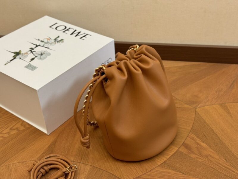 【AT2809】Loewe LOEWE/ロエベ 小牛皮福袋ショルダーバッグ斜めがけバッグ。Loewe家の比較的控えめなスタイルであるバケットバッグ。