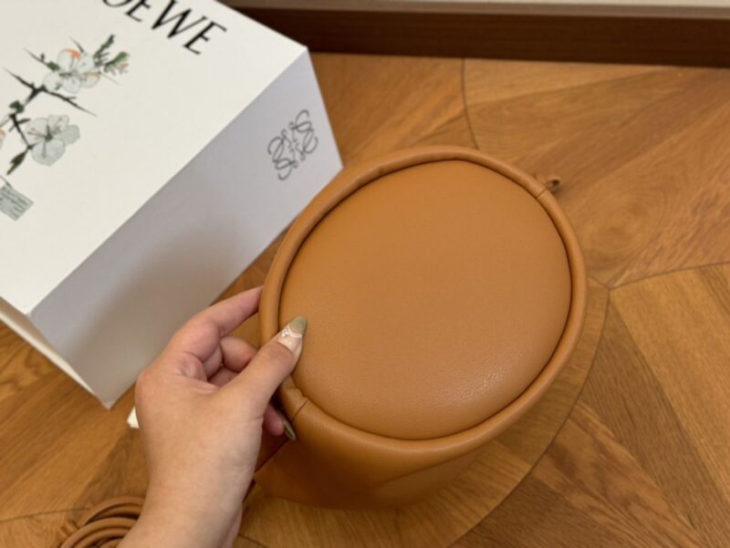 【AT2809】Loewe LOEWE/ロエベ 小牛皮福袋ショルダーバッグ斜めがけバッグ。Loewe家の比較的控えめなスタイルであるバケットバッグ。