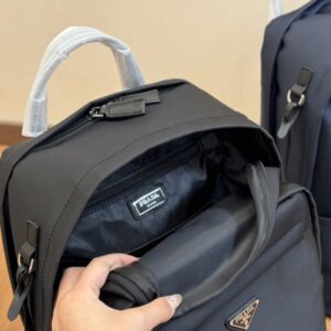 【AT2810】Prada プラダ ナイロン リュックサック 双肩バッグと言えば、このバッグをお勧めしないわけにはいかない！ このバッグのデザインは想像を絶するほど素晴らしいです！