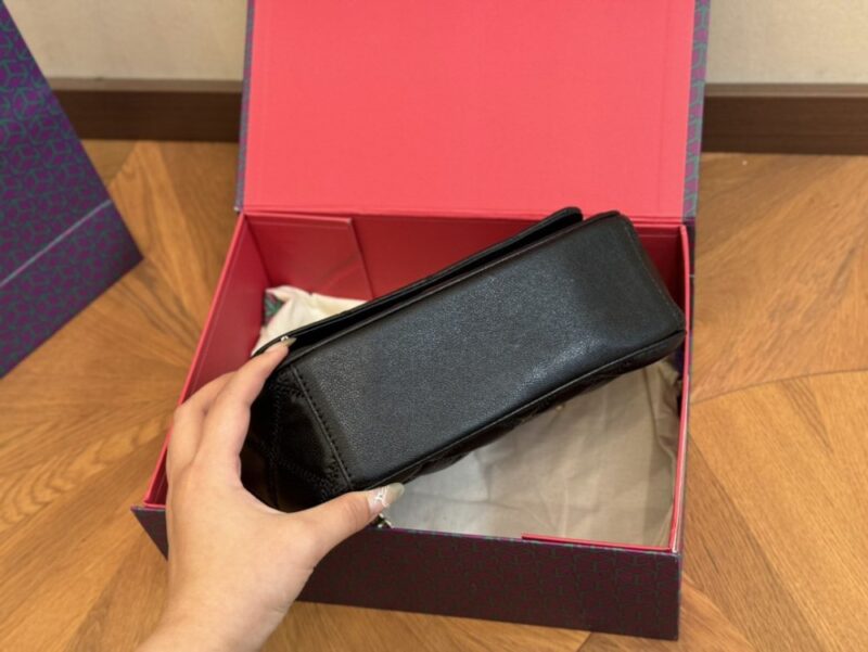 【AT2816】Tory BurchのKiraチェーンは、デザインと色合いがとても素敵です！