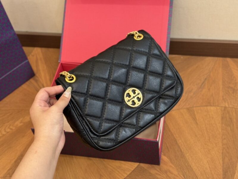 【AT2816】Tory BurchのKiraチェーンは、デザインと色合いがとても素敵です！