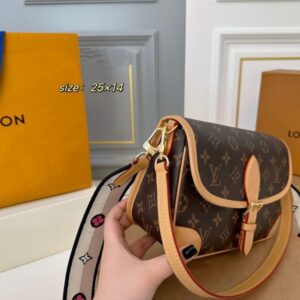 【AT2821】LVルイヴィトンのDianeクラシックスティックバッグ💕 バッグ内にはコインケース+鏡🪞が付属しています
