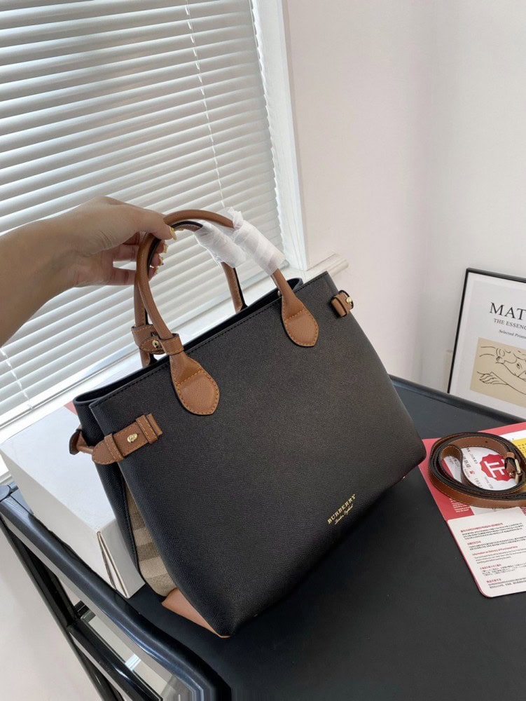 【AT2827】Burberry Banner シリーズ全てのアイテムは使用していないおしゃれな日常用のショルダーバッグです。控えめでシックなバッグは、耐久性があり実用的です