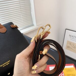 【AT2827】Burberry Banner シリーズ全てのアイテムは使用していないおしゃれな日常用のショルダーバッグです。控えめでシックなバッグは、耐久性があり実用的です