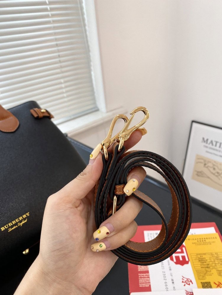 【AT2827】Burberry Banner シリーズ全てのアイテムは使用していないおしゃれな日常用のショルダーバッグです。控えめでシックなバッグは、耐久性があり実用的です