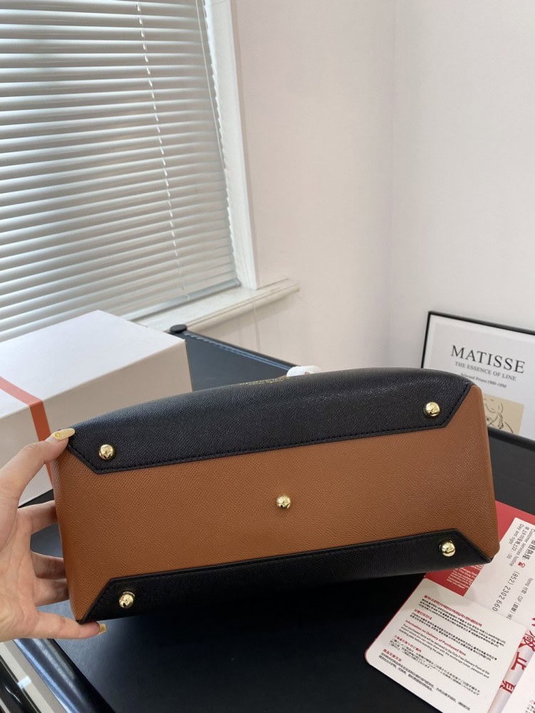 【AT2827】Burberry Banner シリーズ全てのアイテムは使用していないおしゃれな日常用のショルダーバッグです。控えめでシックなバッグは、耐久性があり実用的です