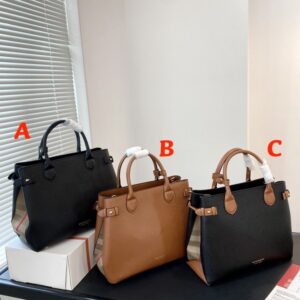 【AT2827】Burberry Banner シリーズ全てのアイテムは使用していないおしゃれな日常用のショルダーバッグです。控えめでシックなバッグは、耐久性があり実用的です