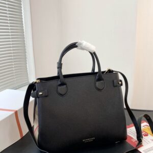 【AT2827】Burberry Banner シリーズ全てのアイテムは使用していないおしゃれな日常用のショルダーバッグです。控えめでシックなバッグは、耐久性があり実用的です