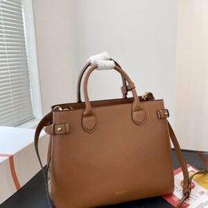 【AT2827】Burberry Banner シリーズ全てのアイテムは使用していないおしゃれな日常用のショルダーバッグです。控えめでシックなバッグは、耐久性があり実用的です