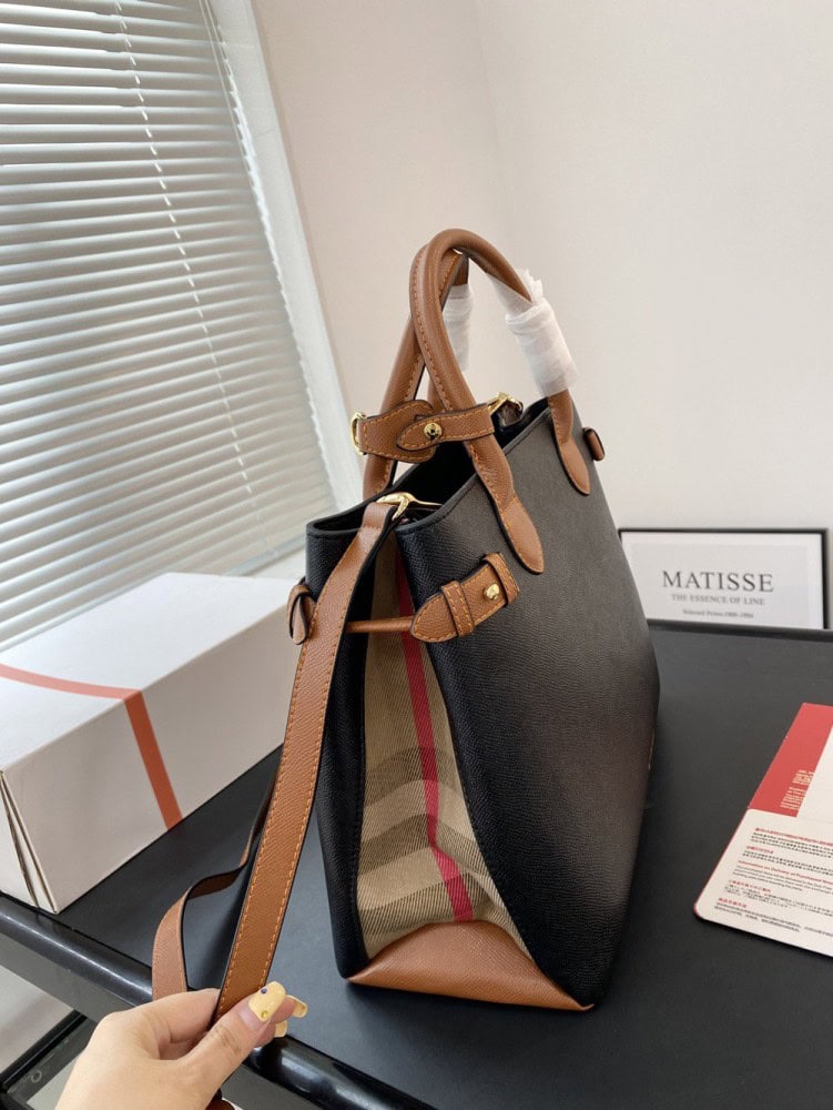 【AT2827】Burberry Banner シリーズ全てのアイテムは使用していないおしゃれな日常用のショルダーバッグです。控えめでシックなバッグは、耐久性があり実用的です