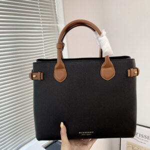 【AT2827】Burberry Banner シリーズ全てのアイテムは使用していないおしゃれな日常用のショルダーバッグです。控えめでシックなバッグは、耐久性があり実用的です