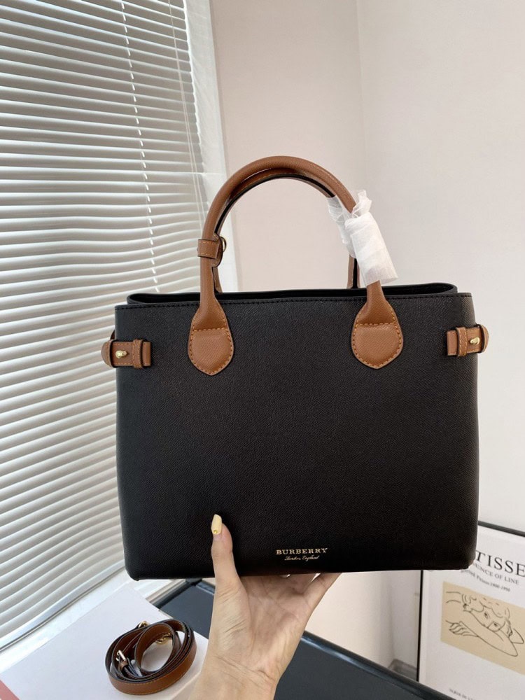 【AT2827】Burberry Banner シリーズ全てのアイテムは使用していないおしゃれな日常用のショルダーバッグです。控えめでシックなバッグは、耐久性があり実用的です