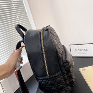 【AT2828】Dior ディオールの新しいForever Loveバックパックは、アップグレード版のオリジナルチェーンショルダーストラップで、さまざまなバッグスタイルで着用できるバックパックです。 双肩包ディオール ベビーなど有名人が同じものを持っています。