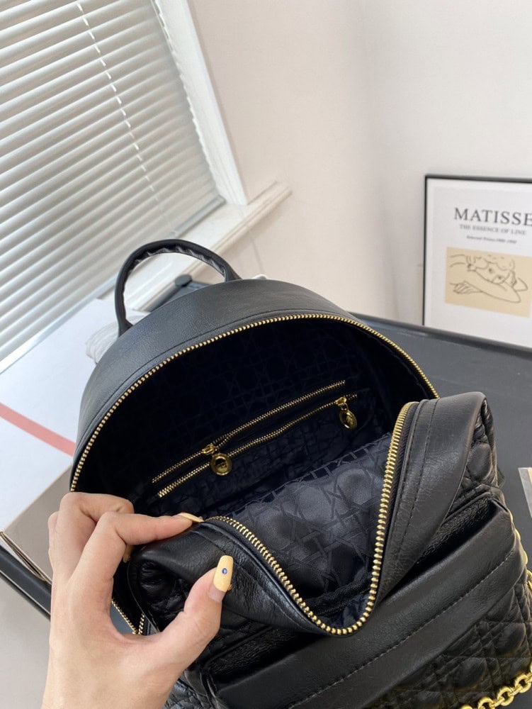 【AT2828】Dior ディオールの新しいForever Loveバックパックは、アップグレード版のオリジナルチェーンショルダーストラップで、さまざまなバッグスタイルで着用できるバックパックです。 双肩包ディオール ベビーなど有名人が同じものを持っています。