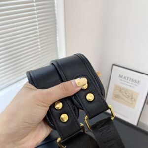 【AT2828】Dior ディオールの新しいForever Loveバックパックは、アップグレード版のオリジナルチェーンショルダーストラップで、さまざまなバッグスタイルで着用できるバックパックです。 双肩包ディオール ベビーなど有名人が同じものを持っています。