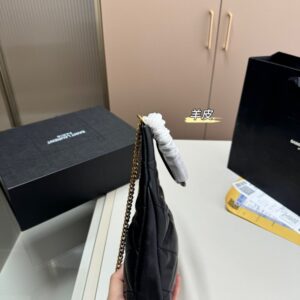【AT2830】Yves Saint Laurent YSL サデホーボーチェーンバッグ（ヤギ革）。独特なバッグ形状は人目を引き、さまざまなスタイルに合わせて多様なバッグの方法を提供し、レトロでかわいらしい