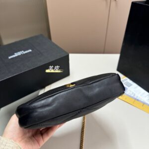 【AT2830】Yves Saint Laurent YSL サデホーボーチェーンバッグ（ヤギ革）。独特なバッグ形状は人目を引き、さまざまなスタイルに合わせて多様なバッグの方法を提供し、レトロでかわいらしい