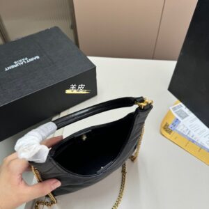 【AT2830】Yves Saint Laurent YSL サデホーボーチェーンバッグ（ヤギ革）。独特なバッグ形状は人目を引き、さまざまなスタイルに合わせて多様なバッグの方法を提供し、レトロでかわいらしい