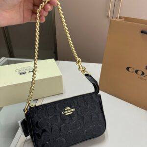 【AT2833】Coachのアンダーバッグ、浮彫り塗装、このバッグは小さなスカートに合わせると素晴らしいです！確かに完売商品です