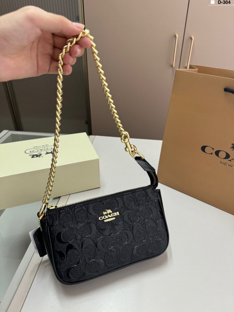 【AT2833】Coachのアンダーバッグ、浮彫り塗装、このバッグは小さなスカートに合わせると素晴らしいです！確かに完売商品です