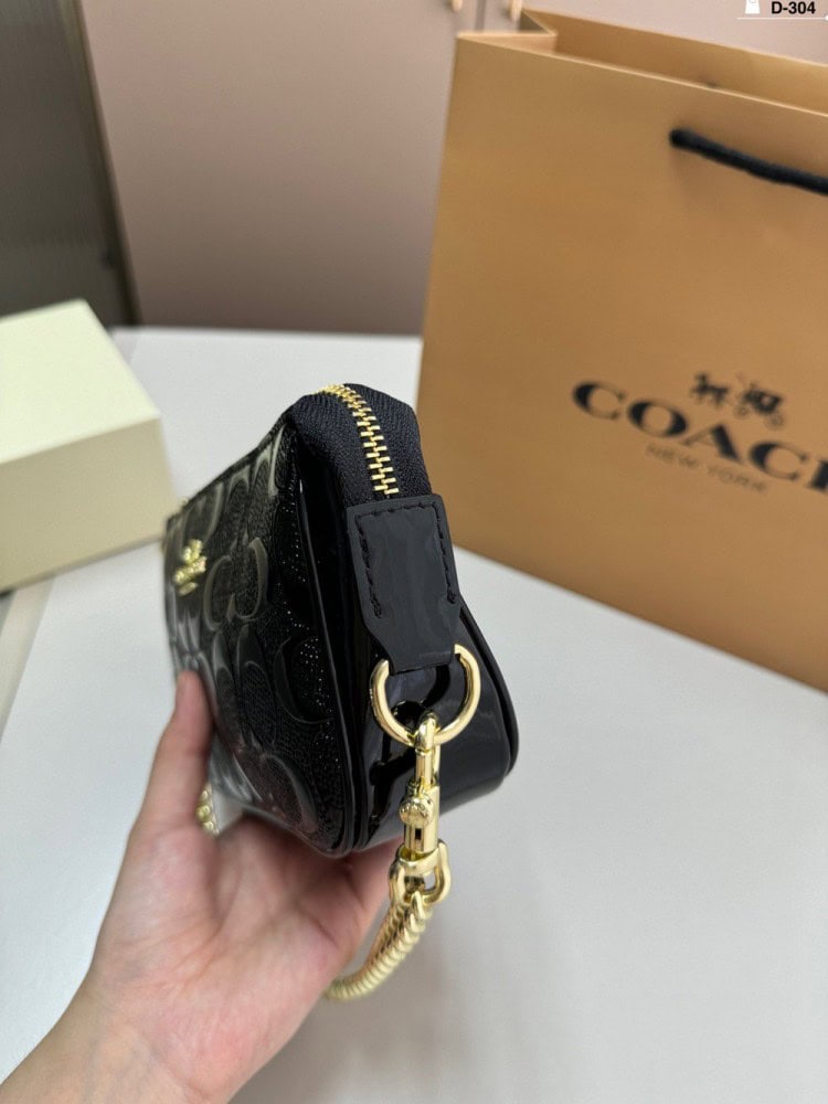 【AT2833】Coachのアンダーバッグ、浮彫り塗装、このバッグは小さなスカートに合わせると素晴らしいです！確かに完売商品です