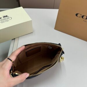【AT2833】Coachのアンダーバッグ、浮彫り塗装、このバッグは小さなスカートに合わせると素晴らしいです！確かに完売商品です