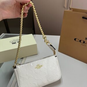 【AT2833】Coachのアンダーバッグ、浮彫り塗装、このバッグは小さなスカートに合わせると素晴らしいです！確かに完売商品です