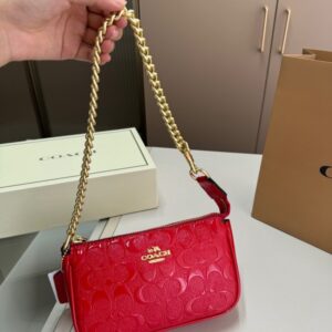 【AT2833】Coachのアンダーバッグ、浮彫り塗装、このバッグは小さなスカートに合わせると素晴らしいです！確かに完売商品です
