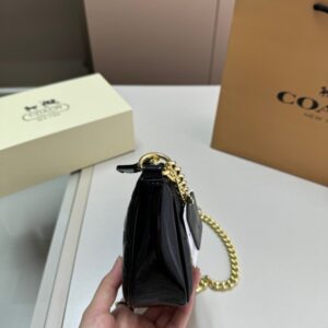 【AT2833】Coachのアンダーバッグ、浮彫り塗装、このバッグは小さなスカートに合わせると素晴らしいです！確かに完売商品です