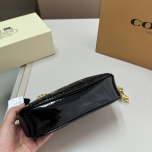 【AT2833】Coachのアンダーバッグ、浮彫り塗装、このバッグは小さなスカートに合わせると素晴らしいです！確かに完売商品です