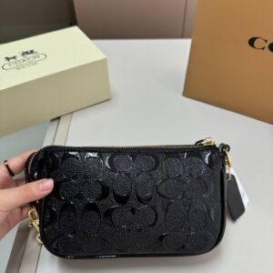 【AT2833】Coachのアンダーバッグ、浮彫り塗装、このバッグは小さなスカートに合わせると素晴らしいです！確かに完売商品です