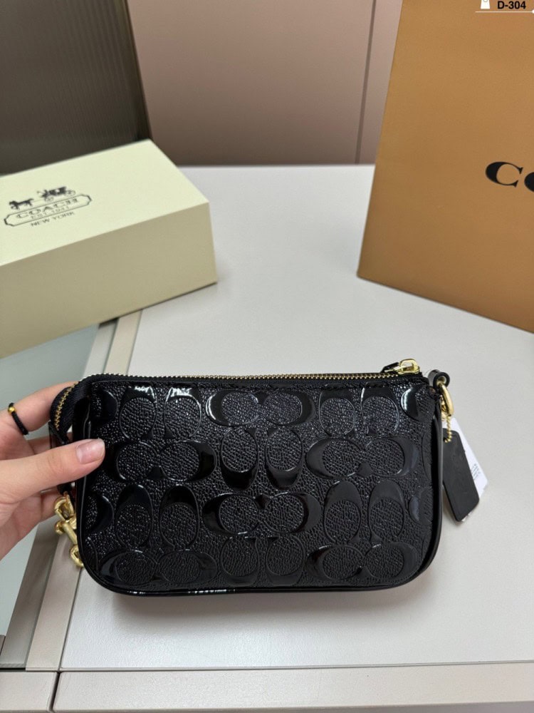 【AT2833】Coachのアンダーバッグ、浮彫り塗装、このバッグは小さなスカートに合わせると素晴らしいです！確かに完売商品です