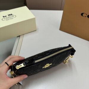【AT2833】Coachのアンダーバッグ、浮彫り塗装、このバッグは小さなスカートに合わせると素晴らしいです！確かに完売商品です