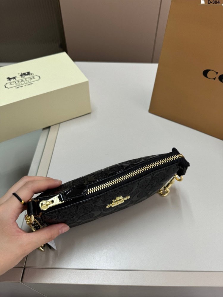 【AT2833】Coachのアンダーバッグ、浮彫り塗装、このバッグは小さなスカートに合わせると素晴らしいです！確かに完売商品です