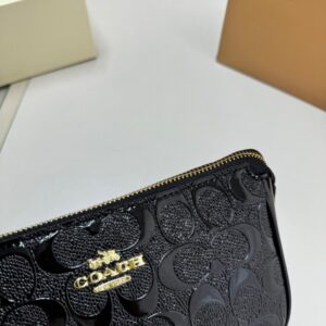 【AT2833】Coachのアンダーバッグ、浮彫り塗装、このバッグは小さなスカートに合わせると素晴らしいです！確かに完売商品です