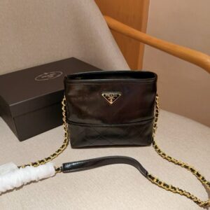 【AT2836】Prada プラダ。朱珠と同じ中古のオイルレザーアクセントバッグ。チェーン付き。ギフトボックス入り🎁