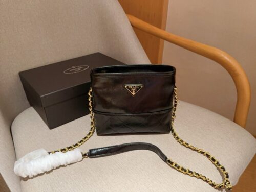 【AT2836】Prada プラダ。朱珠と同じ中古のオイルレザーアクセントバッグ。チェーン付き。ギフトボックス入り🎁