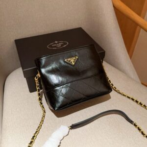 【AT2836】Prada プラダ。朱珠と同じ中古のオイルレザーアクセントバッグ。チェーン付き。ギフトボックス入り🎁