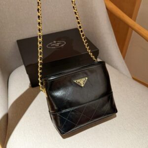 【AT2836】Prada プラダ。朱珠と同じ中古のオイルレザーアクセントバッグ。チェーン付き。ギフトボックス入り🎁