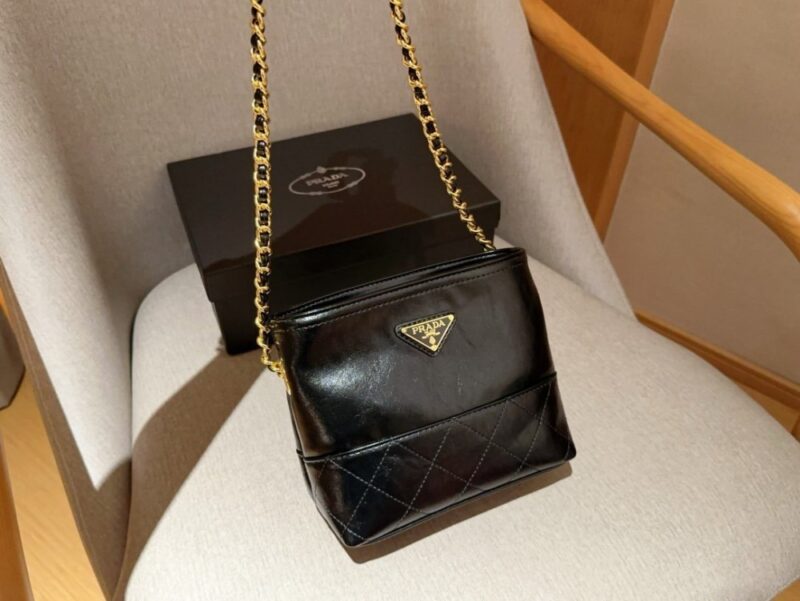 【AT2836】Prada プラダ。朱珠と同じ中古のオイルレザーアクセントバッグ。チェーン付き。ギフトボックス入り🎁