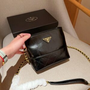 【AT2836】Prada プラダ。朱珠と同じ中古のオイルレザーアクセントバッグ。チェーン付き。ギフトボックス入り🎁