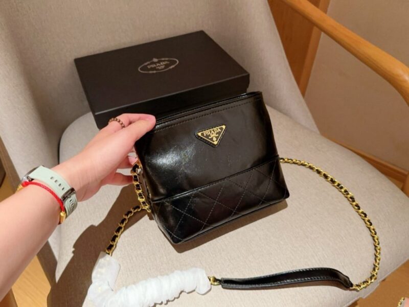 【AT2836】Prada プラダ。朱珠と同じ中古のオイルレザーアクセントバッグ。チェーン付き。ギフトボックス入り🎁