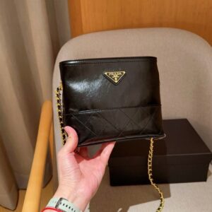 【AT2836】Prada プラダ。朱珠と同じ中古のオイルレザーアクセントバッグ。チェーン付き。ギフトボックス入り🎁