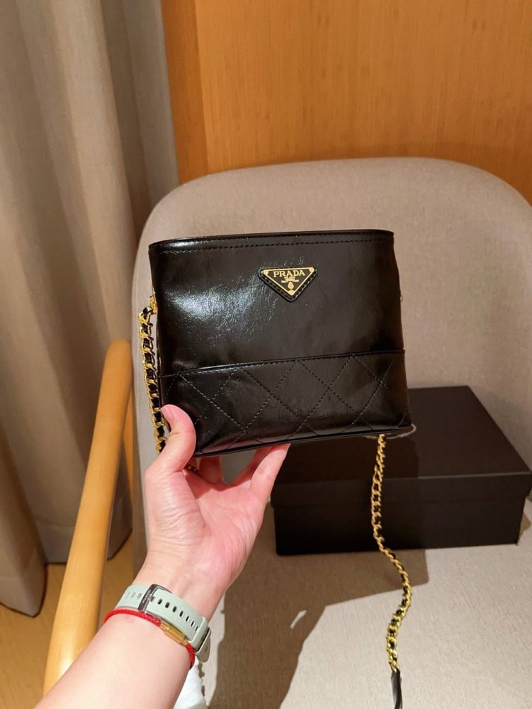 【AT2836】Prada プラダ。朱珠と同じ中古のオイルレザーアクセントバッグ。チェーン付き。ギフトボックス入り🎁