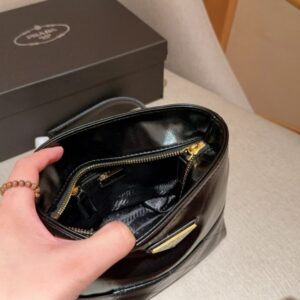 【AT2836】Prada プラダ。朱珠と同じ中古のオイルレザーアクセントバッグ。チェーン付き。ギフトボックス入り🎁