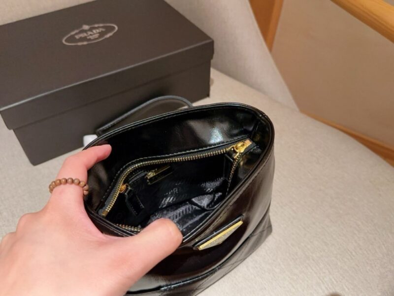 【AT2836】Prada プラダ。朱珠と同じ中古のオイルレザーアクセントバッグ。チェーン付き。ギフトボックス入り🎁