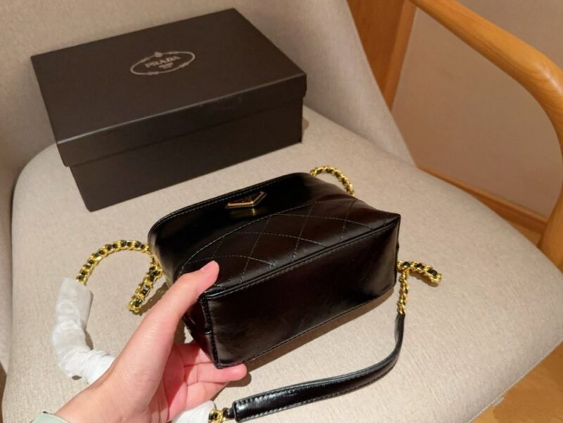 【AT2836】Prada プラダ。朱珠と同じ中古のオイルレザーアクセントバッグ。チェーン付き。ギフトボックス入り🎁